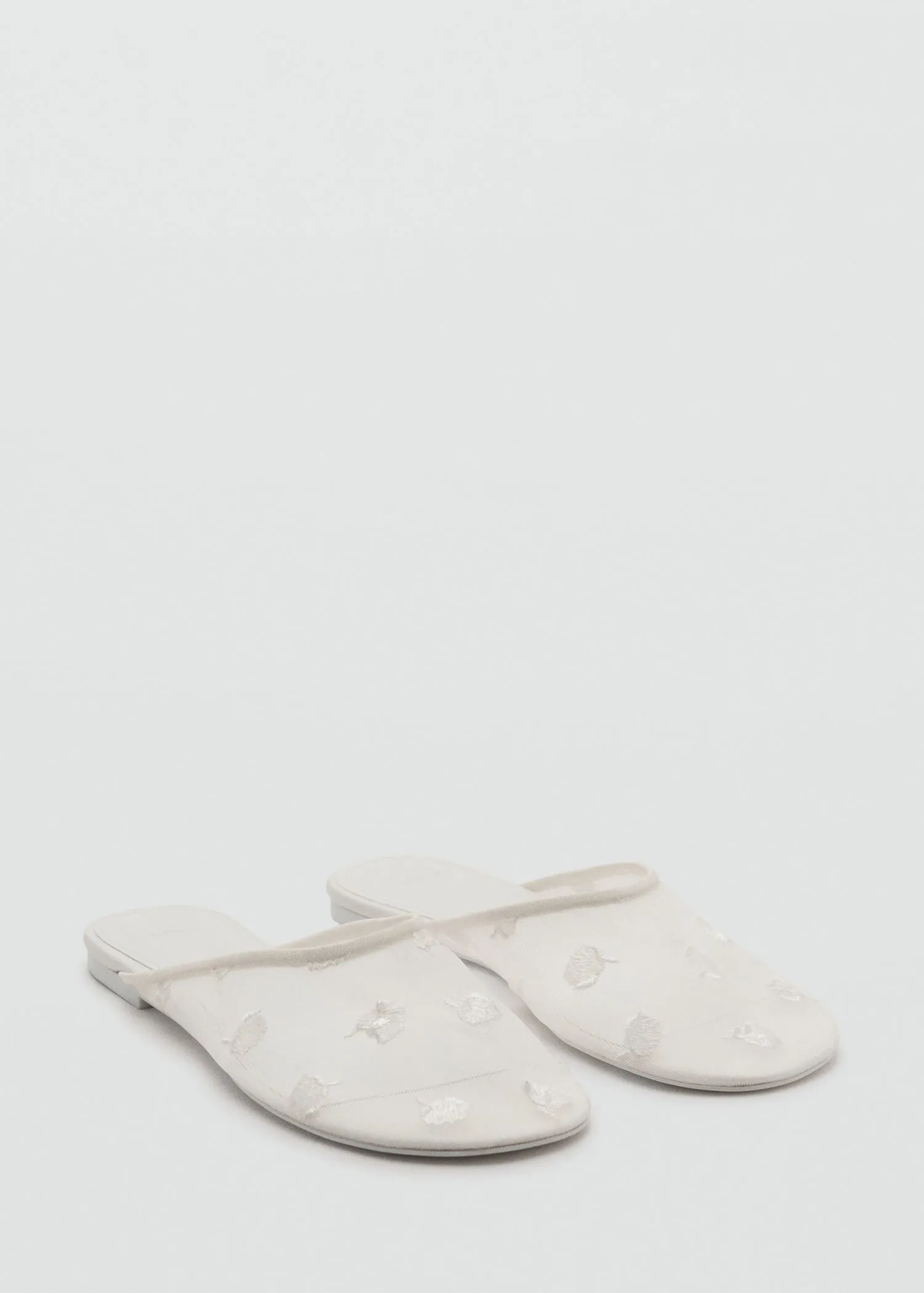 Embroidered mesh shoes