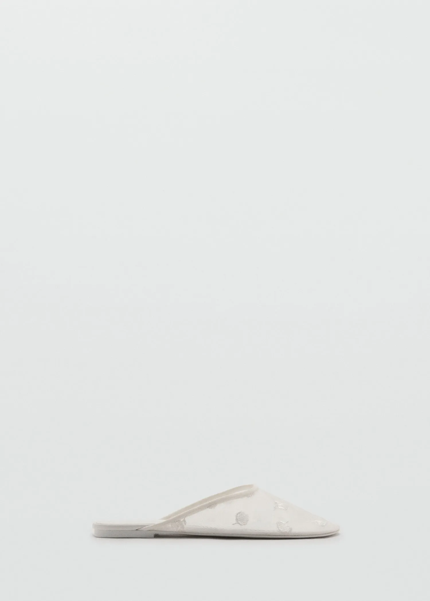 Embroidered mesh shoes