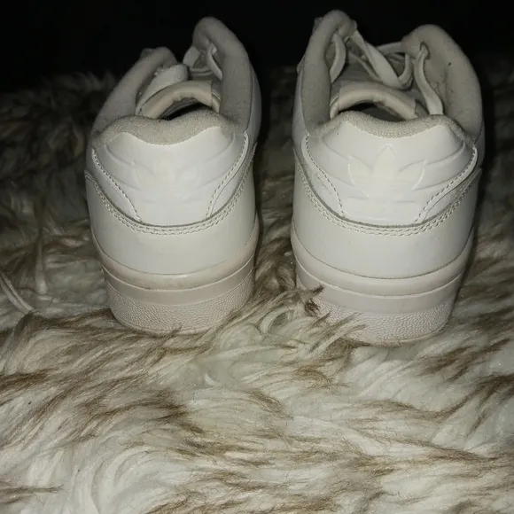 Men's Adidas Rivalry size 9.5
