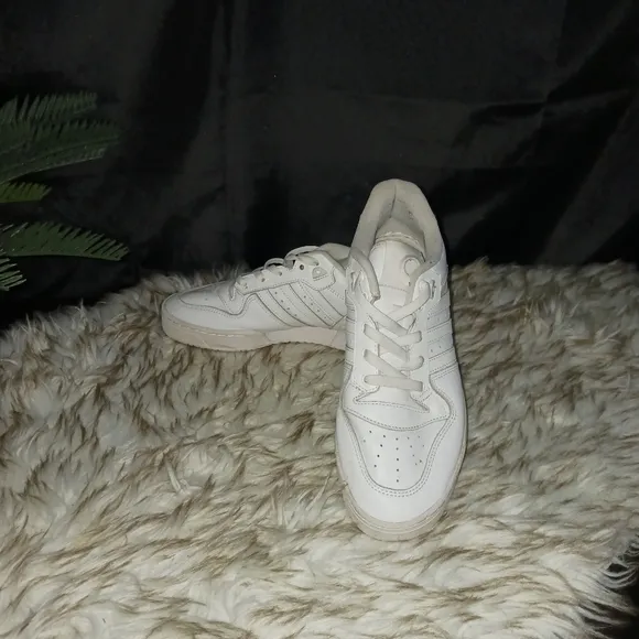 Men's Adidas Rivalry size 9.5