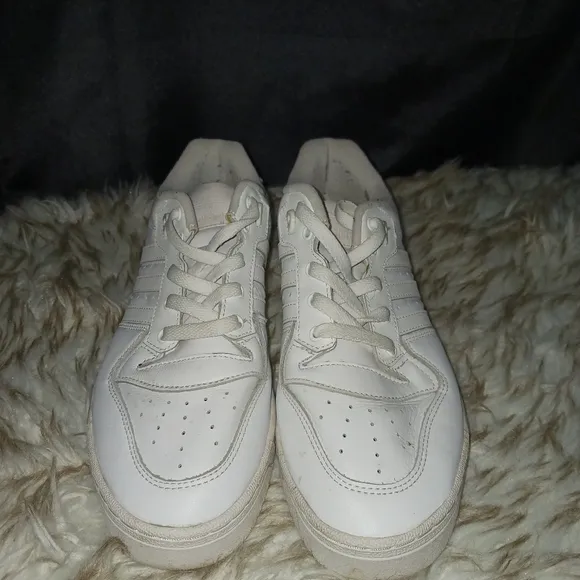 Men's Adidas Rivalry size 9.5