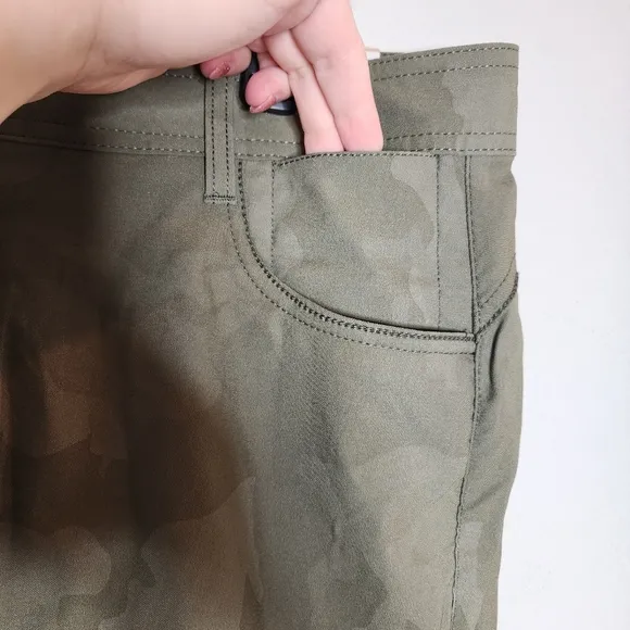 NWT Prana Halle Short ll 5&quot; Green Sage Camo.  Women's size 14.