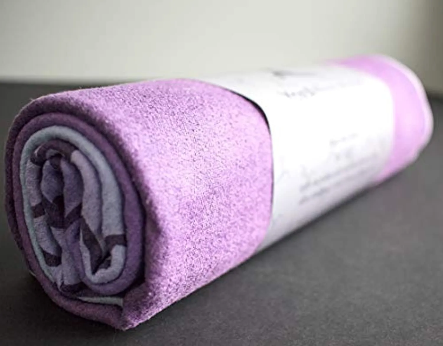 YogAffirmations - Toalla para esterilla de yoga de alta calidad, antideslizante, con puntos de silicona, microfibra ultrasuave, absorbe el sudor, ideal para yoga, pilates, meditación, tamaño perfecto de 24.0 x 72.0 in