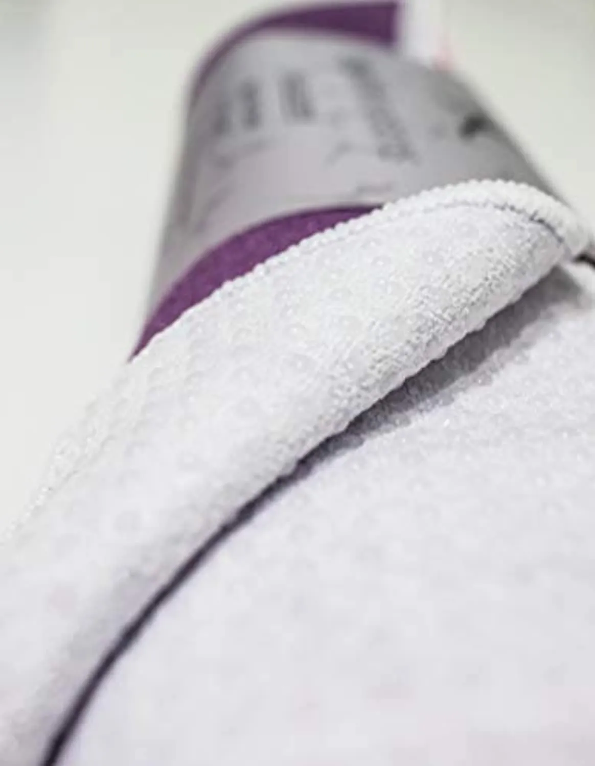 YogAffirmations - Toalla para esterilla de yoga de alta calidad, antideslizante, con puntos de silicona, microfibra ultrasuave, absorbe el sudor, ideal para yoga, pilates, meditación, tamaño perfecto de 24.0 x 72.0 in